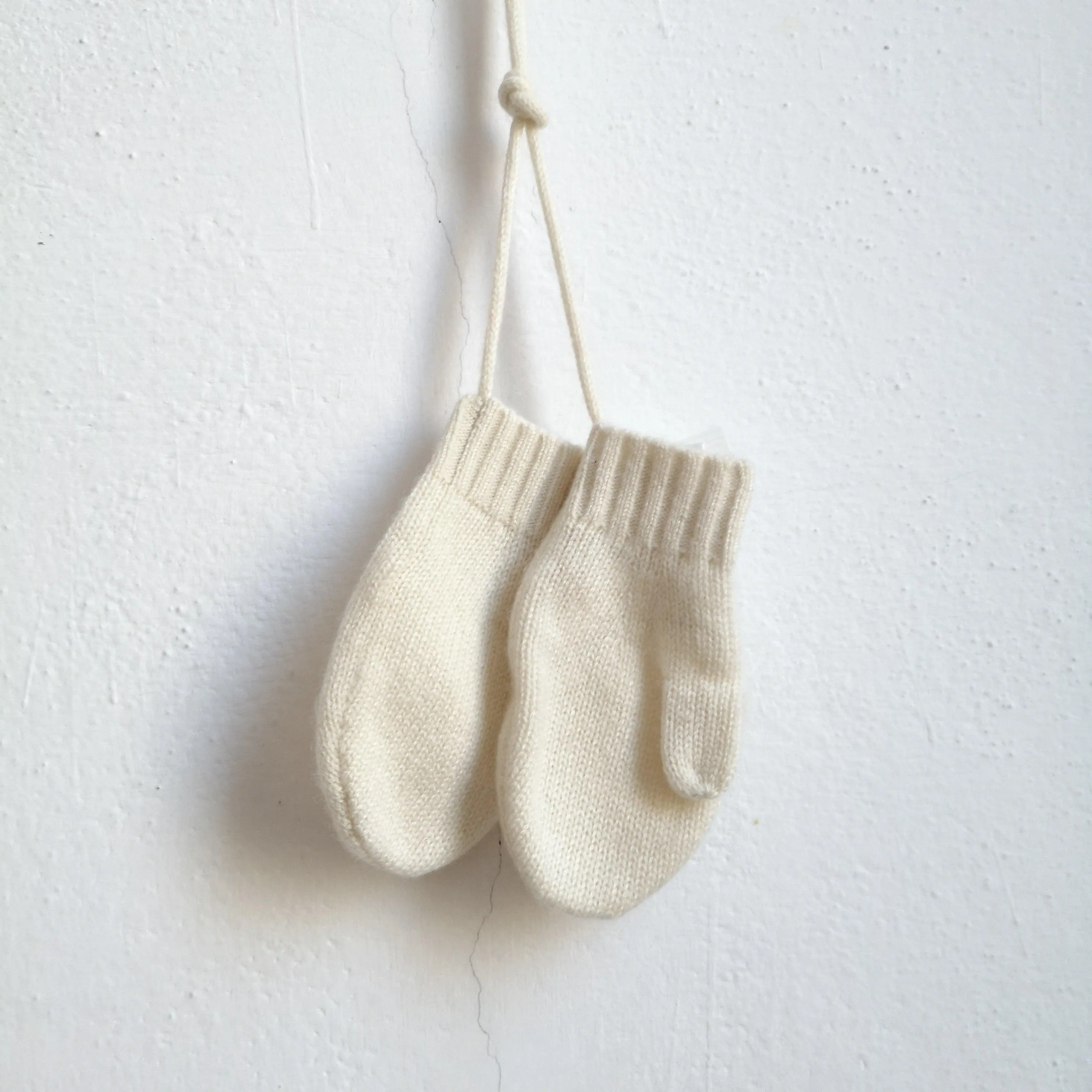 Cashmere knit mitten