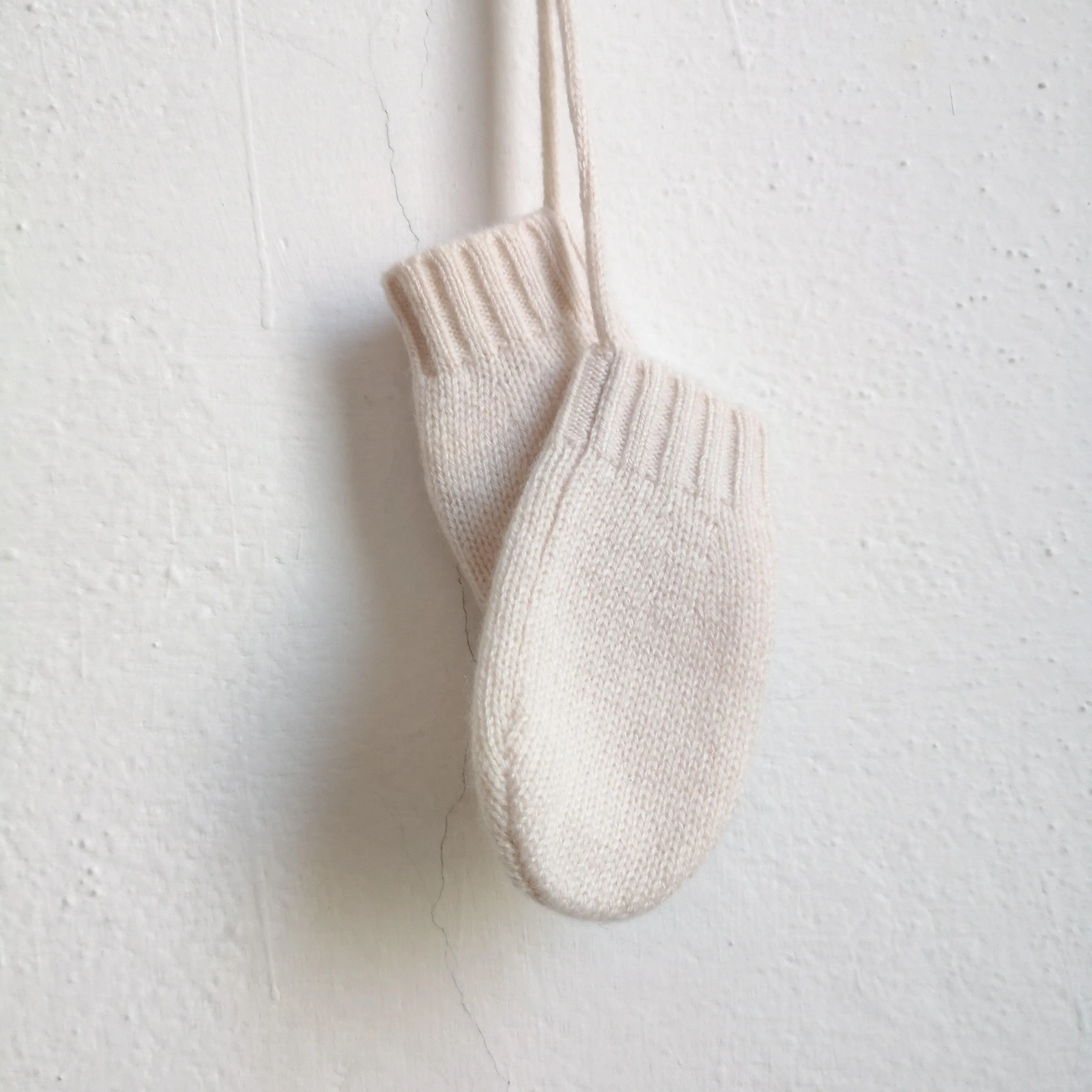 Cashmere knit mitten