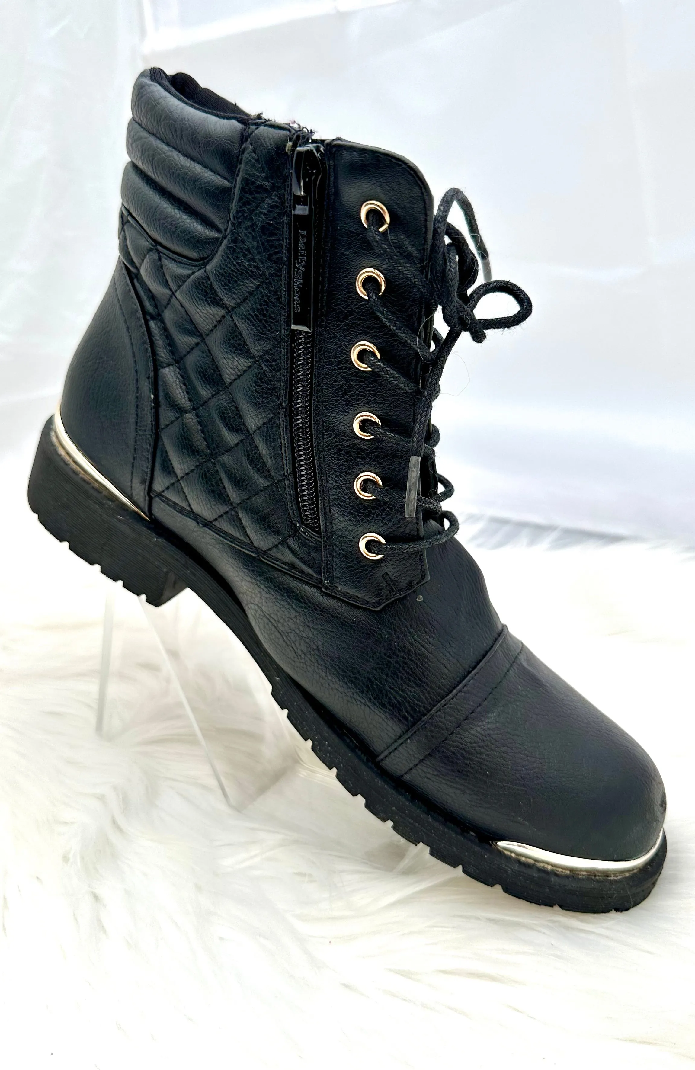 DAILY SHOES WOMENS BOOTS size 9 pre-owned