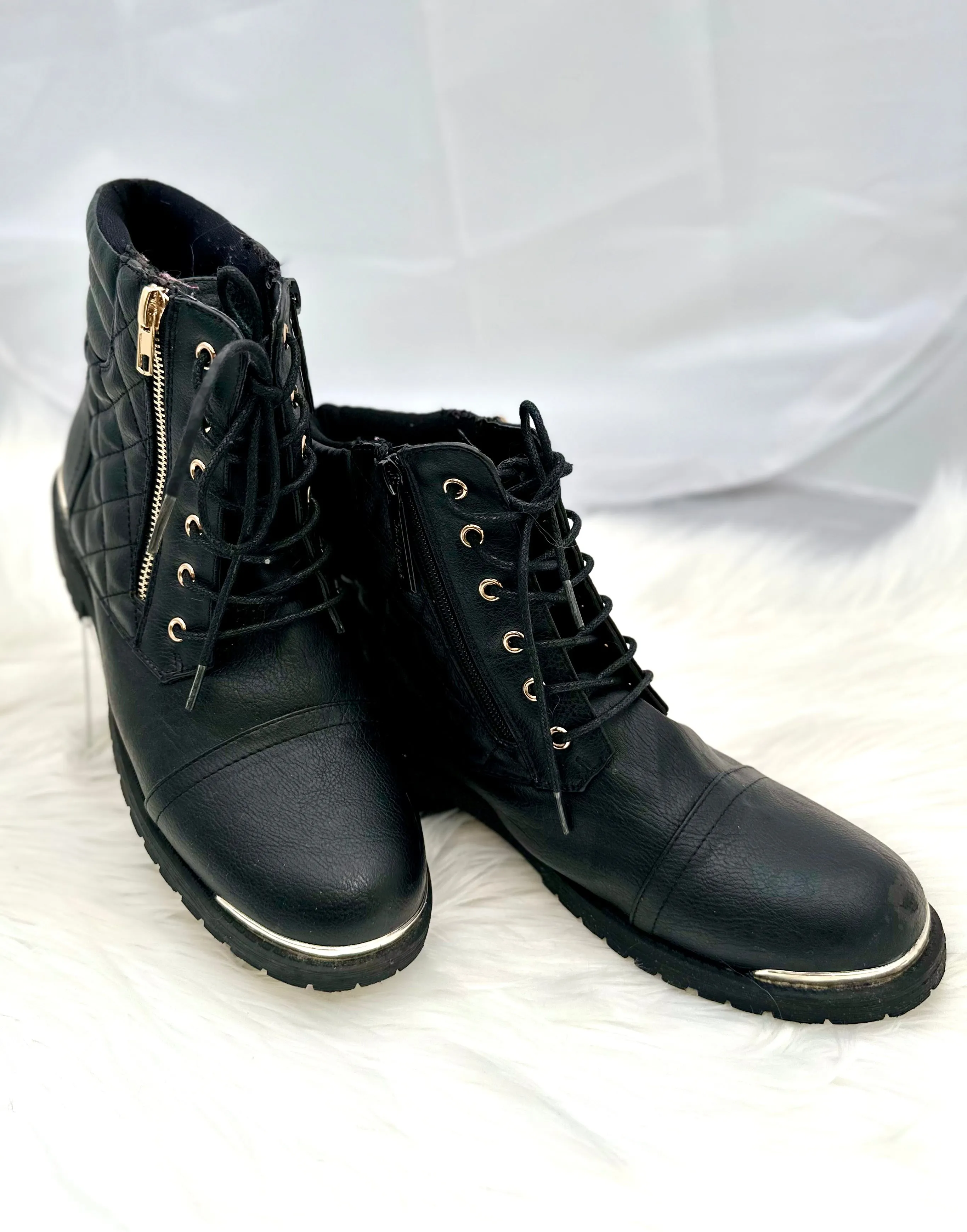 DAILY SHOES WOMENS BOOTS size 9 pre-owned